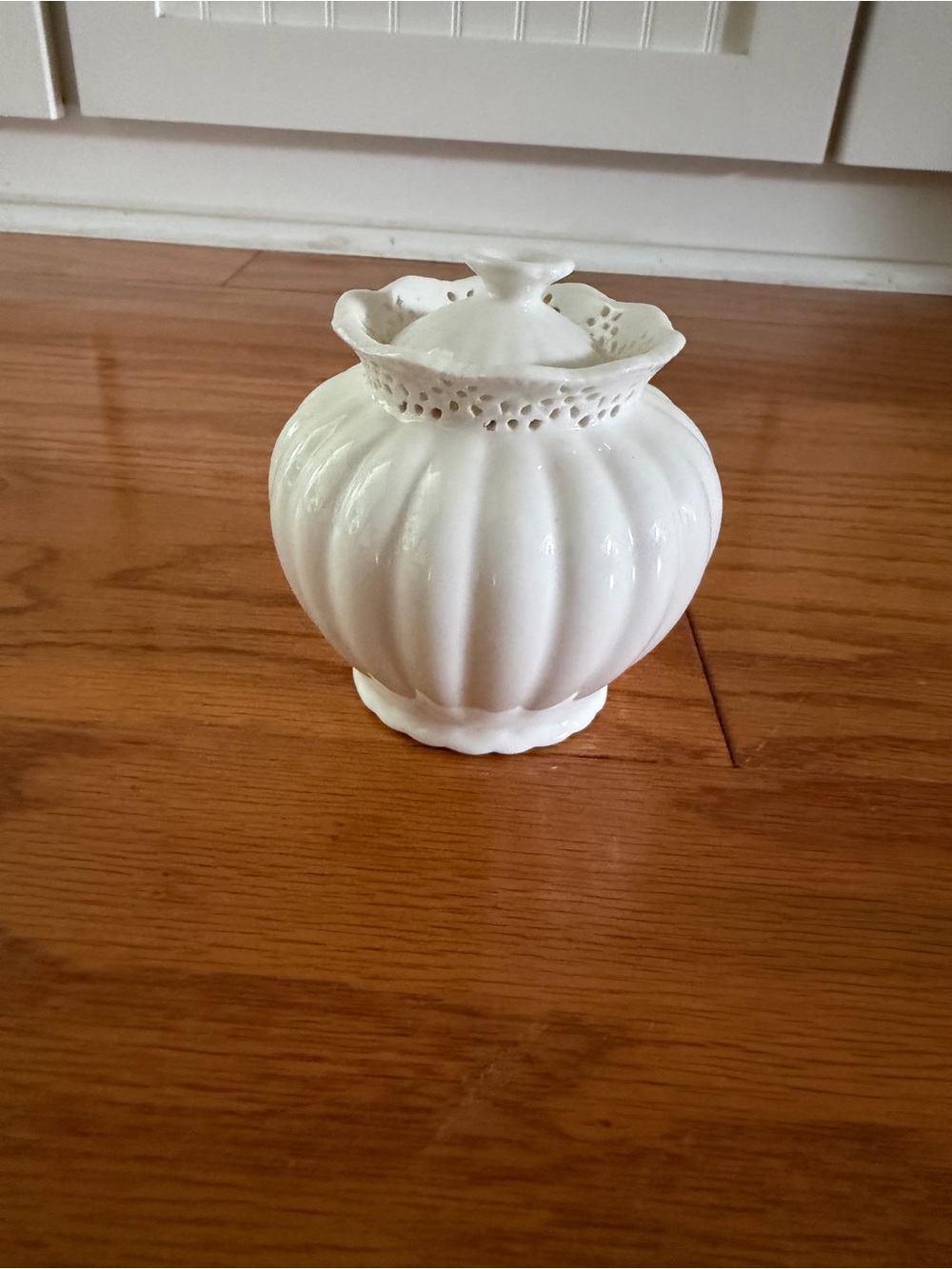 Graces teaware White Ceramic Scalloped Rim Decorative Vase small petal